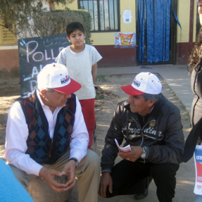Romero con vecinos de Metán - Rosario de La Frontera